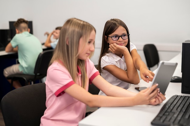 Niños que tienen clase de educación tecnológica.