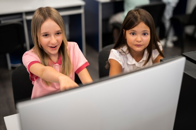 Niños que tienen clase de educación tecnológica.