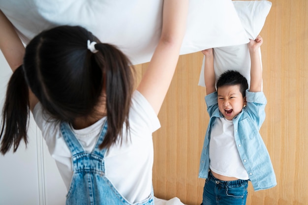 Los niños que tienen pelea de almohadas de cerca