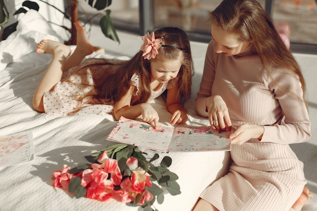 Los niños regalaron flores a mamá para el día de la madre