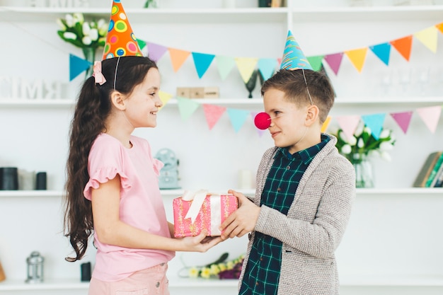 Niños con un regalo en un cumpleaños