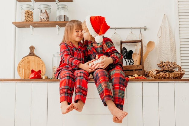 Foto gratuita niños con regalo de navidad