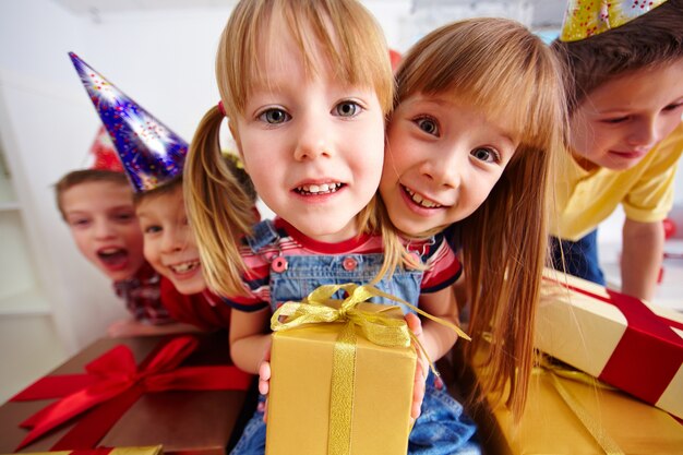 Niños con regalos de cumpleaños