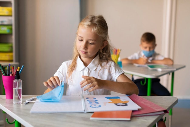 Los niños regresan a la escuela en tiempos de pandemia.