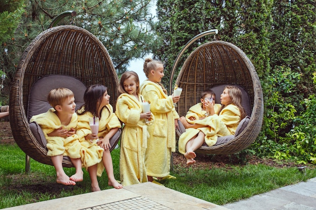 niños relajantes en el jardín