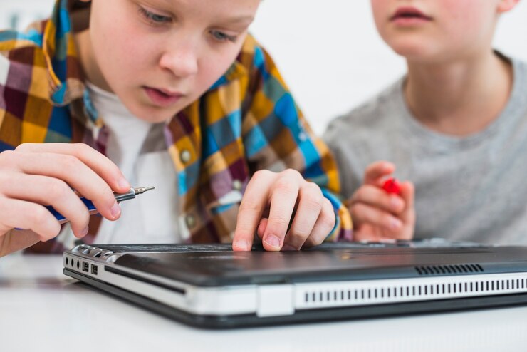 Foto gratuito niños reparando portátil