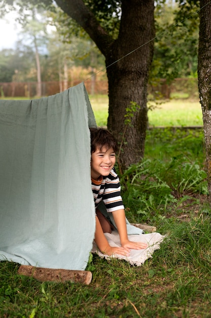 Foto gratuita niños en retiros rurales divirtiéndose