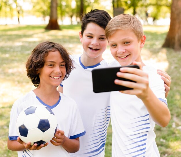 Niños en ropa deportiva tomando un selfie