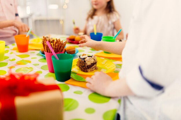 Los niños sin rostro van de fiesta a la mesa