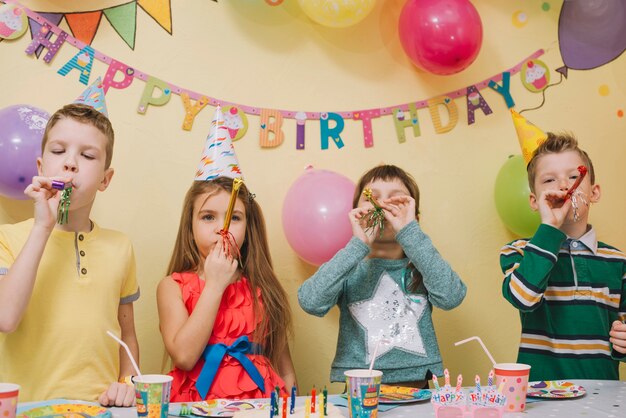 Niños con ruido en cumpleaños barty