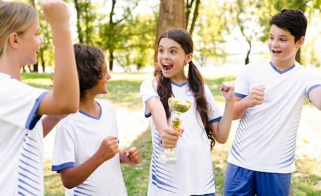 Los niños salen victoriosos después de un partido de fútbol.