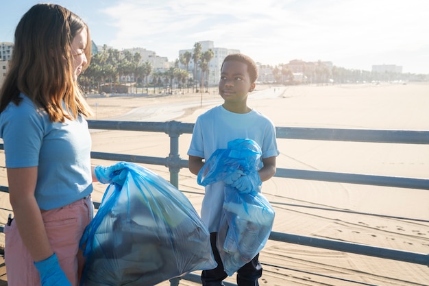 Foto gratuita niños salvando el medio ambiente