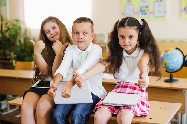 Niños, sentado, escuela, escritorio, gesticular