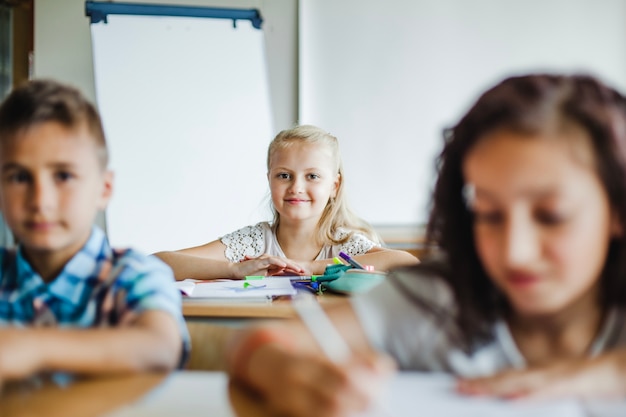 Niños sentados en el aula estudiando