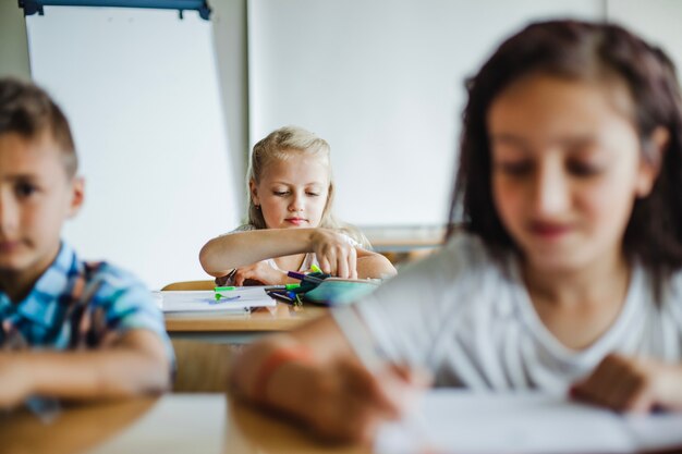 Niños sentados en el aula estudiando