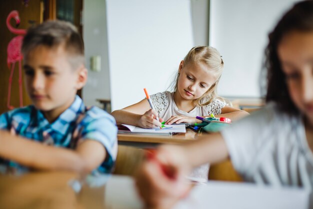 Niños sentados en el aula estudiando