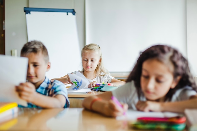 Niños sentados en el aula estudiando