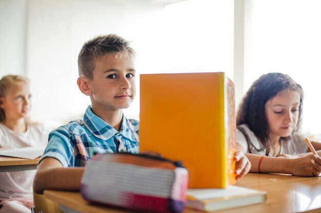 Niños sentados en el aula