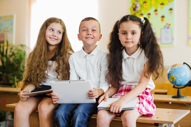 Niños sentados en el escritorio en el aula