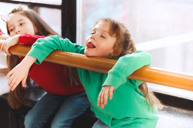 Los niños sentados en la escuela de baile.