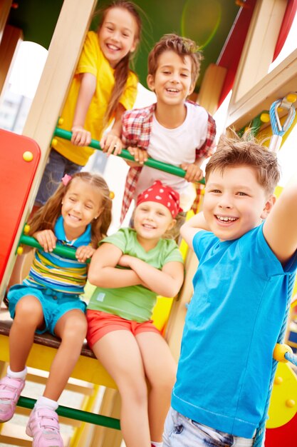 Niños sentados y riendo al aire libre