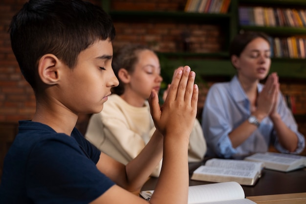 Niños siendo parte de la escuela dominical