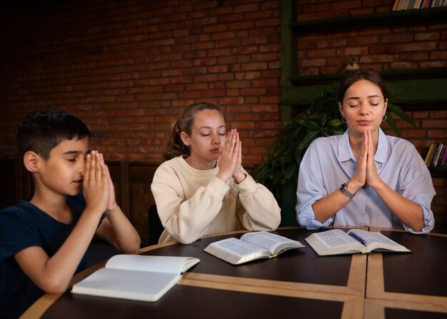 Niños siendo parte de la escuela dominical