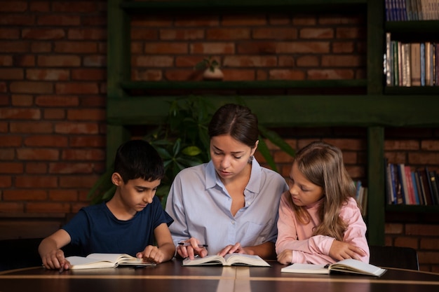 Foto gratuita niños siendo parte de la escuela dominical