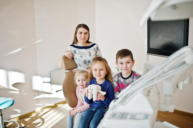 Foto gratuita niños en silla de dentista