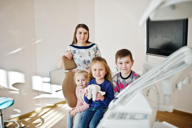 Niños en silla de dentista