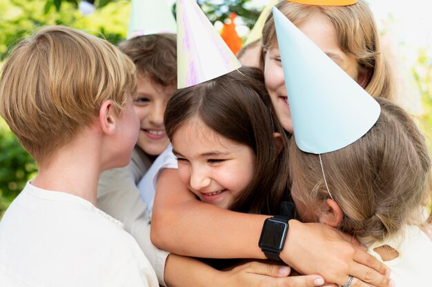 Niños con sombreros de fiesta de cerca