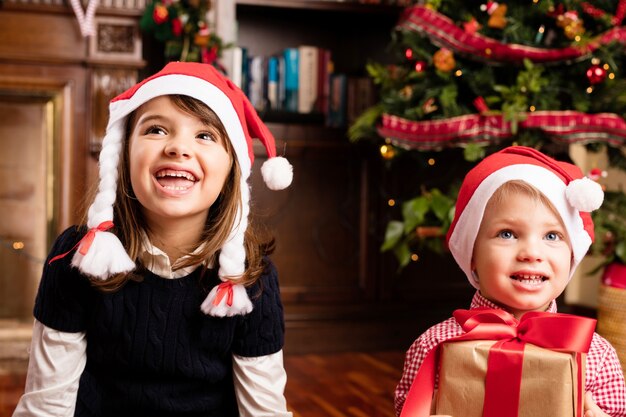 Niños sonriendo con regalos