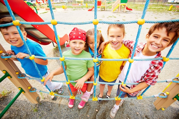 Foto gratuita niños sonrientes agarrando la red