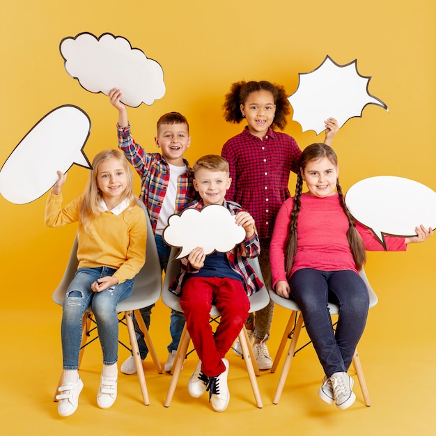 Foto gratuita niños sonrientes con burbujas de chat