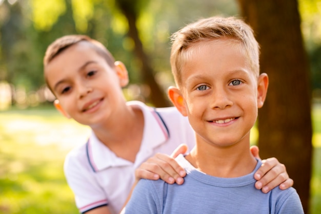 Niños sonrientes para la cámara