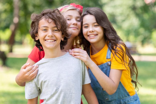 Niños sonrientes divirtiéndose juntos