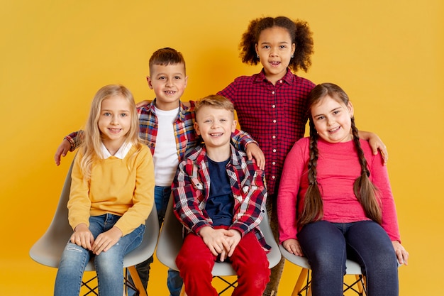 Foto gratuita niños sonrientes en el evento del día del libro