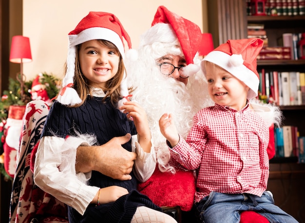 Niños sonrientes con papá noel