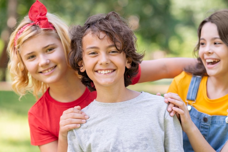 Foto gratuito niños sonrientes en el parque