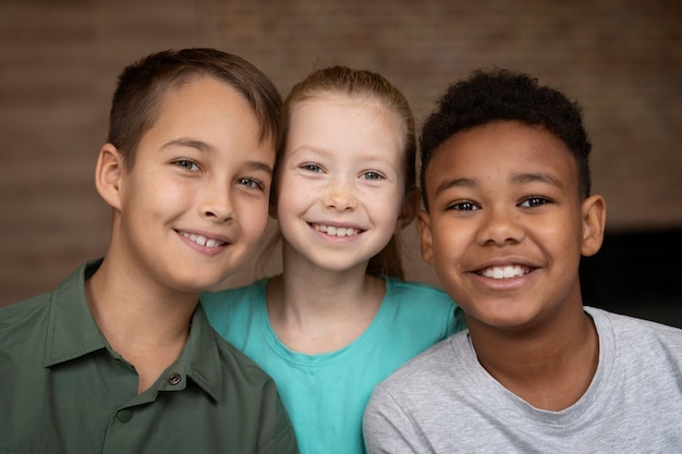 Foto gratuita niños sonrientes posando juntos de cerca