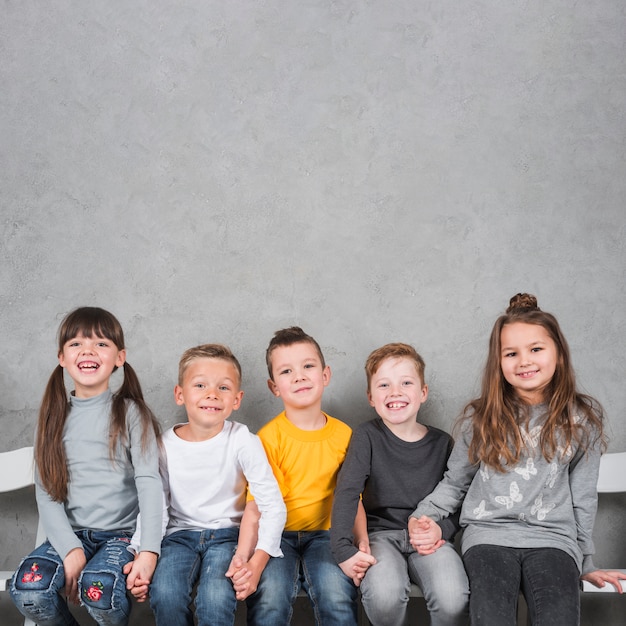 Niños sonrientes posando juntos