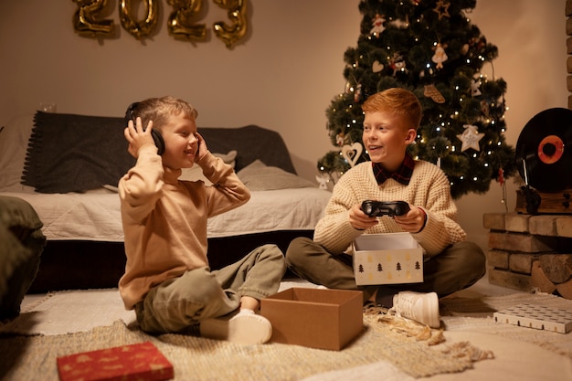 Niños sonrientes de tiro completo con regalos