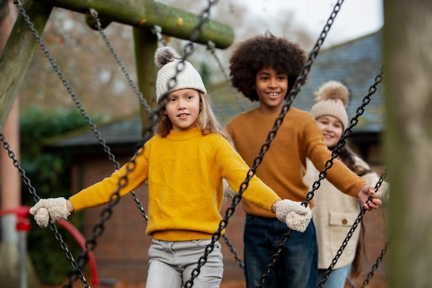 Niños sonrientes de tiro medio afuera