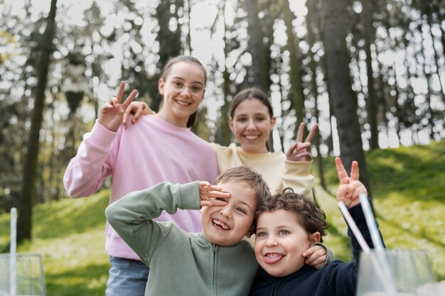 Niños sonrientes de tiro medio al aire libre