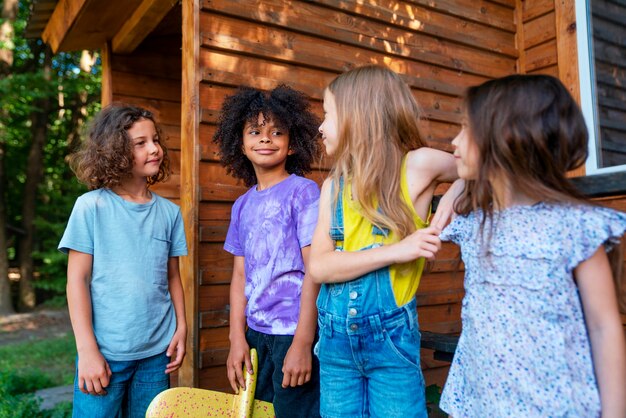 Niños sonrientes de tiro medio al aire libre