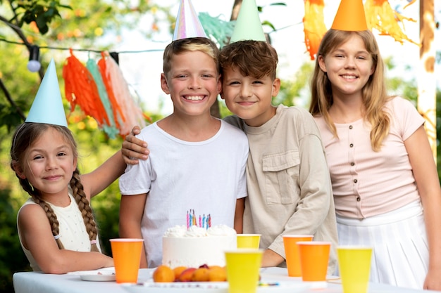 Niños sonrientes de tiro medio en la fiesta