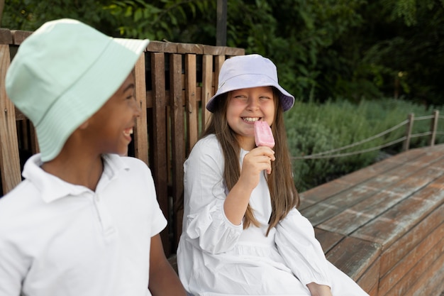 Niños sonrientes de tiro medio con helado