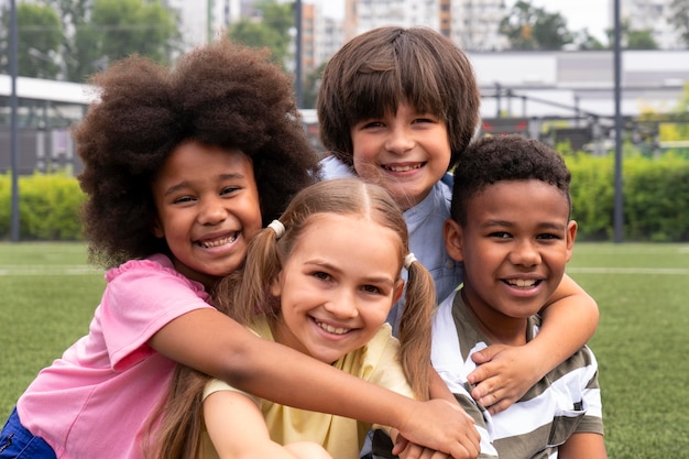 Foto gratuita niños sonrientes de tiro medio posando juntos