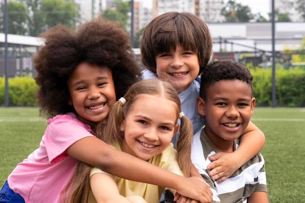 Niños sonrientes de tiro medio posando juntos