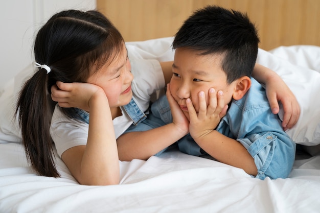 Foto gratuita niños sonrientes de tiro medio